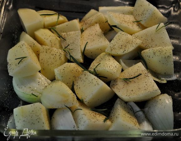 Выложить картофель и использовать половину розмарина,посолить и поперчить.Готовить примерно 10мин.
