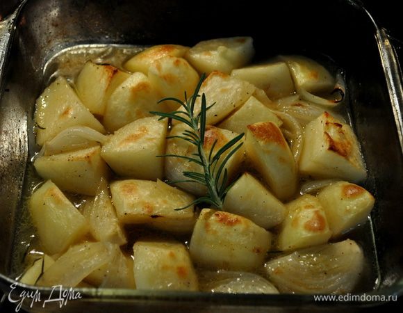 В форму или в сковороду добавить куриный бульон,прикрыть и отправить снова в духовку.Готовить примерно 10мин.Снять крышку и затем готовить еще 20мин.