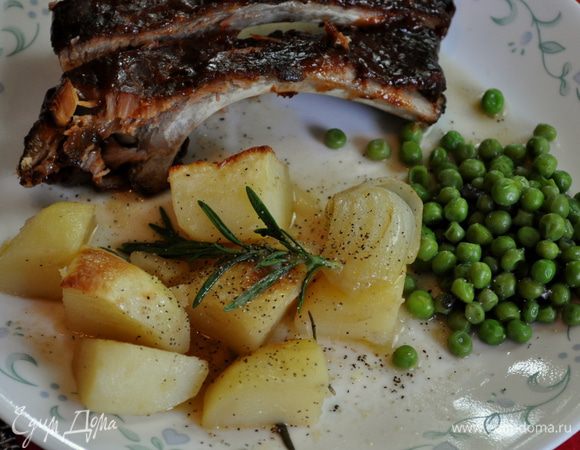 Блюдо посыпать оставшимся розмарином и подавать теплым с мясными блюдами как гарнир.