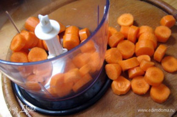Почистить морковь, натереть на тёрке. (я перемалываю в блендере). Если нет миндальной муки, приготовить миндаль. Для этого поместить миндаль в морозильную камеру на 30 минут, затем перемолоть в блендере (заморозить миндаль следует, чтобы в блендере он не утратил миндальное масло).Если у вас нет времени замораживать миндаль, можно перемолоть его, добавив 1 ст.ложку сахара.