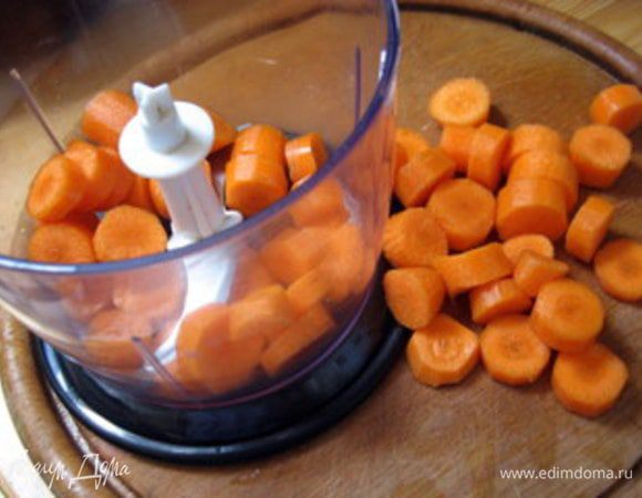 Почистить морковь, натереть на тёрке. (я перемалываю в блендере).

Если нет миндальной муки, приготовить миндаль. Для этого поместить миндаль в морозильную камеру на 30 минут, затем перемолоть в блендере (заморозить миндаль следует, чтобы в блендере он не утратил миндальное масло).Если у вас нет времени замораживать миндаль, можно перемолоть его, добавив 1 ст.ложку сахара.

