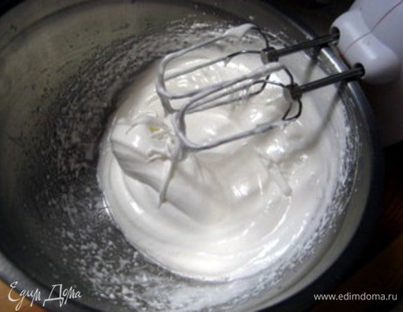Взбить белки со щепоткой соли с сахаром  до устойчивых пиков.

