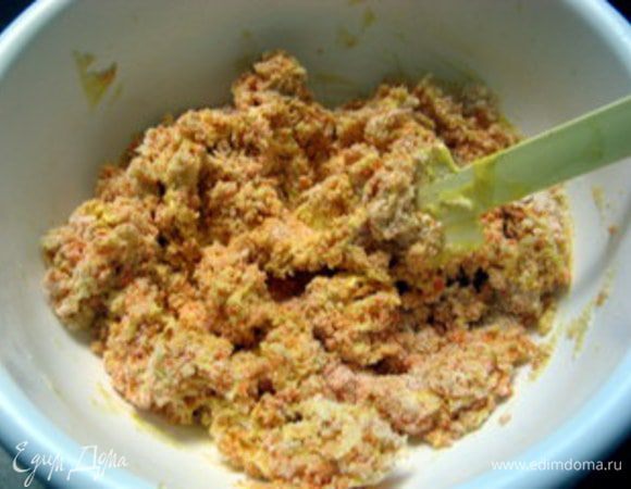 Соединить взбитое масло с тёртой морковью (и с образовавшимся морковным соком), миндалём.