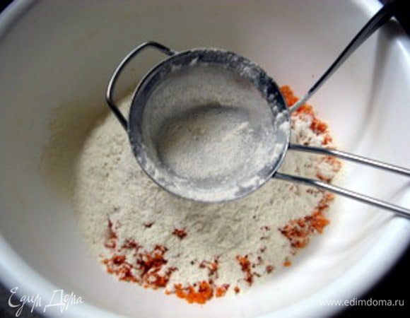 Просеять муку с разрыхлителем и добавить в морковную массу.