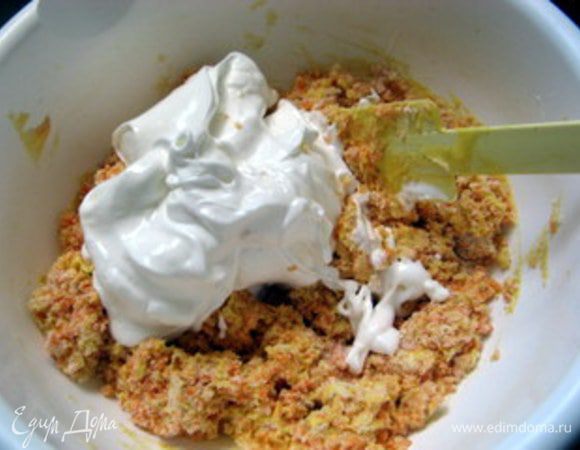 Соединить взбитые белки с морковной массой. Хорошо перемешать движениями снизу вверх.

