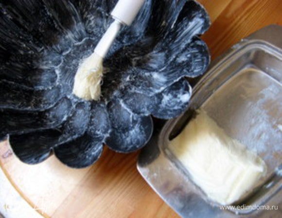 Приготовить форму для выпечки. Смазать её сливочным маслом и присыпать мукой.

