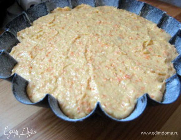 Наполнить форму морковным тестом и выпекать при 170° около 30 минут. Обязательно проверить готовность деревянной палочкой. При необходимости накрыть форму фольгой и добавить время выпечки.

