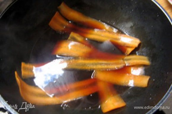 Опускать ломтики моркови в сироп на несколько минут. Выкладывать готовые ломтики на пергамент.