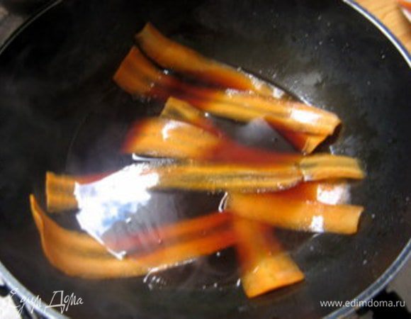 Опускать ломтики моркови в сироп на несколько минут. Выкладывать готовые ломтики на пергамент.