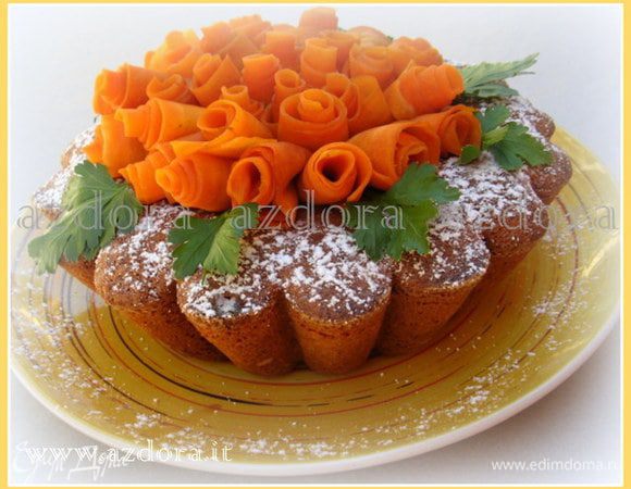 Как только они остынут, закрутить ломтики в розочки и украсить торт. 


