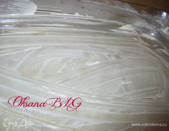 Глубокую форму смазать маслом. 