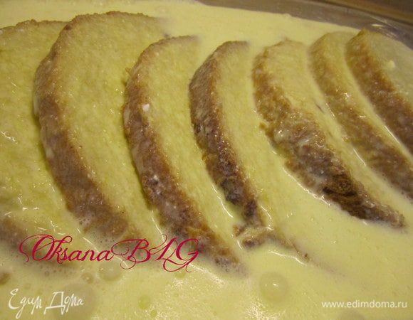 Кулич выложить в форму, залить яично-молочной массой.