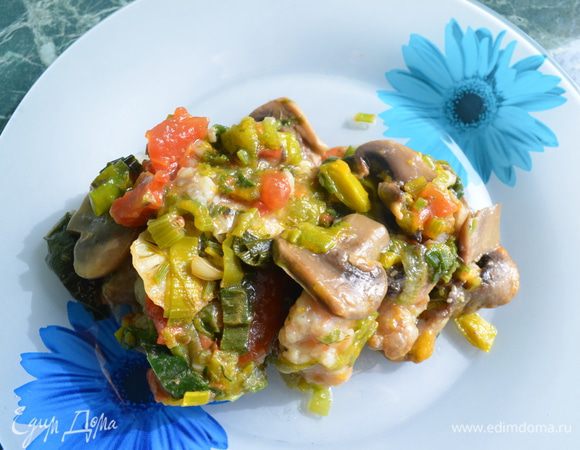 Приготовление: Филе порезать на порционные куски посолить, поперчить,  покрыть яйцом , запанировать в муке и обжарить. Грибы порезать пластинами, лук кольцами и обжарить в оливковом масле. Добавить мелко порезанный помидор, посолить, поперчить и влить немного горячей воды. Рыбу переложить в кастрюлю, залить смесью лука и грибов, добавить измельченную зелень, довести до кипения, выключить огонь и дать постоять на конфорке минут 15. МИР ВАМ!