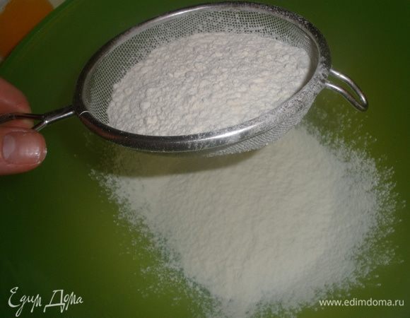 Муку вместе с солью просеять в большую миску.