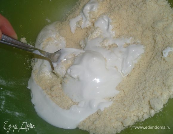 Вводим сметану в масляно-мучную смесь и замешиваем тесто. Оно должно скататься в шар. Если оно слишком жидкое - надо подсыпать муки, а если сухое и не скатывается можно капнуть молока - тоже холодного. 