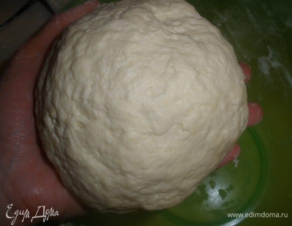В итоге тесто должно быть очень эластичным и не липнуть к рукам. Убрать его в холодильник, завернув в пленку, минимум на 30 минут. 