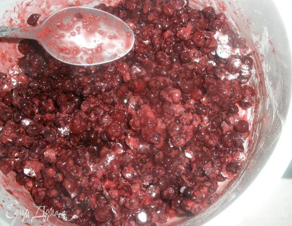 С ягод слить лишнюю воду, добавить сахар и крахмал. Все перемешать.