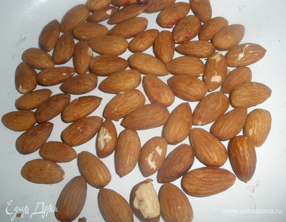Миндаль обжарить примерно 10-15 минут на сухой сковороде - так он будет более ароматный. Его можно заменить другими орехами по вкусу - пекан или грецкие орехи! Изрубить в блендере, на мелкие кусочки, но не в муку! В начинке должная чувствоваться текстура миндаля.