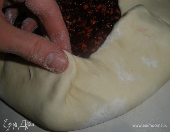  Накинуть свободный край к центру, защипив несколько складок.  Выпекать галету при температуре 200 градусов примерно 30-35 минут.