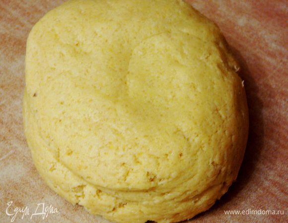 Муку просеять,добавить разрыхлитель,70гр.сахара,яйцо,масло и щепотку соли.Замесить тесто.Завернуть в пищевую пленку и положить в холодильник на 30 минут.