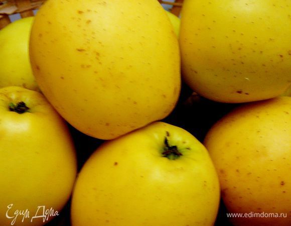 Яблоки очистить и удалить сердцевину с семенами,сбрызнуть лимонным соком.