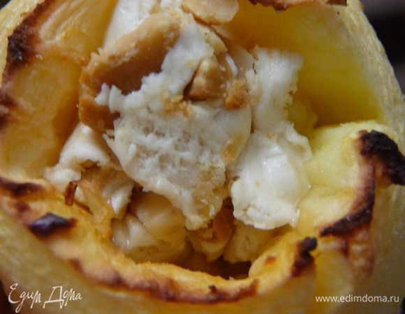 Наполнить ею сердцевину яблок.Выложить яблоки в форму застеленную пергаментом(пергамент предварительно смазать сливочным маслом).Поставить запекаться в заранее разогретую духовку до 200гр.на 12 минут. 