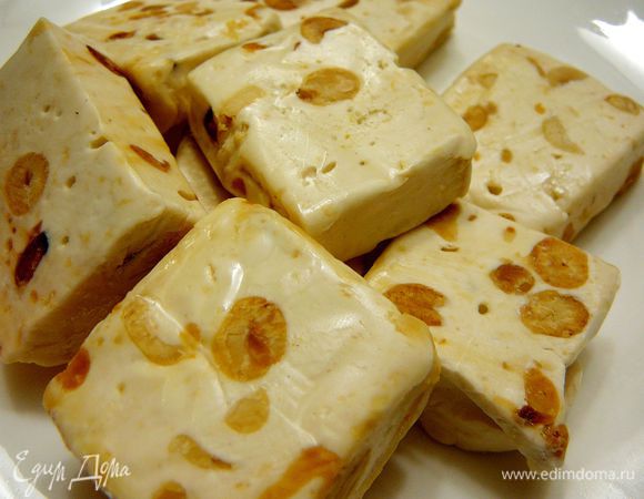 Нугу нарезать мелкими кубиками.