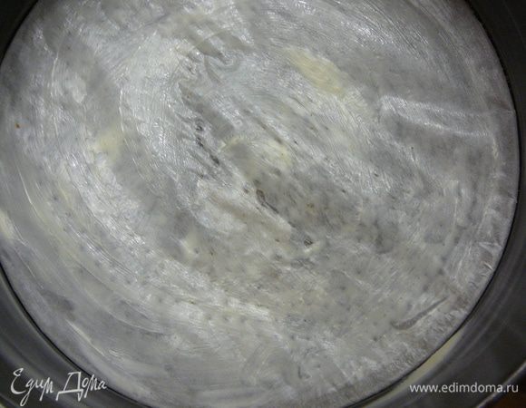 Форму разъемную(28см) застелить пергаментом,смазанным сливочным маслом,так же смазать бока формы маслом.