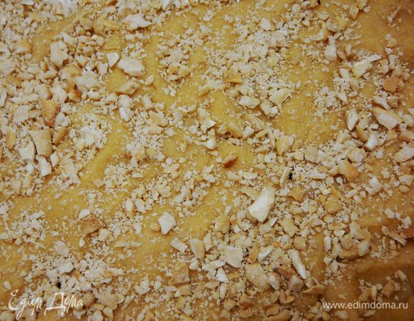 Присыпать молотым миндалем.