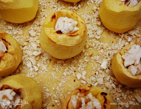 Выложить на тесто печеные яблоки.