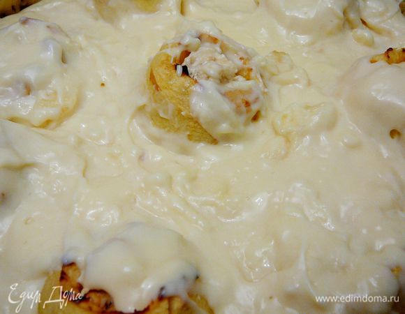 Залить яблоки ванильным пудингом.