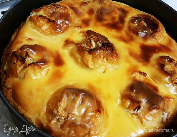 Выпекать пирог в разогретой до 170гр.духовке около 60-75минут.Затем достать и дать полностью остыть и только потом снять кольцо от разъемной формы.По желанию можно украсить миндальными лепестками и присыпать сахарной пудрой.