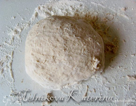 Выложить тесто на рабочую поверхность, обильно присыпанную мукой и добавляя оставшуюся муку, замесить тесто (месить недолго, минут 5). 