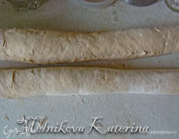 Свернуть тесто в рулет. Аналогично поступить и со второй частью. Должно получиться два рулета. 