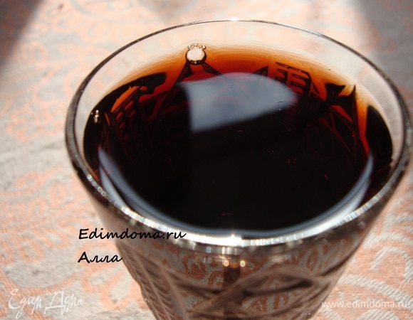 По прошествии указанного времени процеживаем ликер, разливаем по бутылкам и убираем в темное место. Такой ликер хранится довольно долго, но он такой вкусный, что в винном погребке надолго не задержится. Из 2 кг. ягод получается примерно 2 - 2,5 л. ликера.