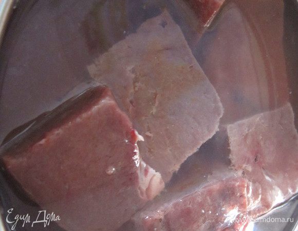 Печень очистите от пленок, нарежьте на крупные куски и замочите в холодной воде на 2 часа.