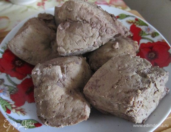 Опустите печень в горячую воду, доведите до кипения, снимите образовавшуюся пену, добавьте лавровый лист и душистый перец. Варите 15 минут.