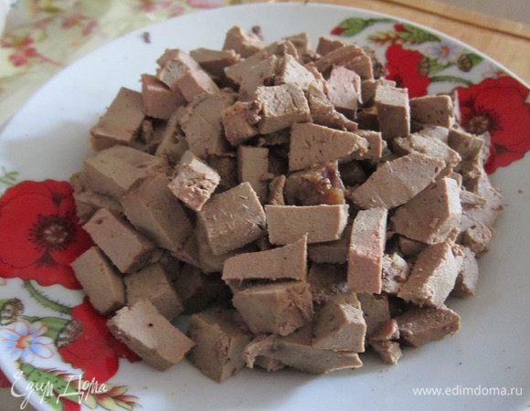 Печень остудите и нарежьте на маленькие кусочки.