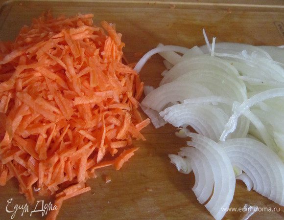 Морковь натрите на крупной терке, лук нарежьте полукольцами.