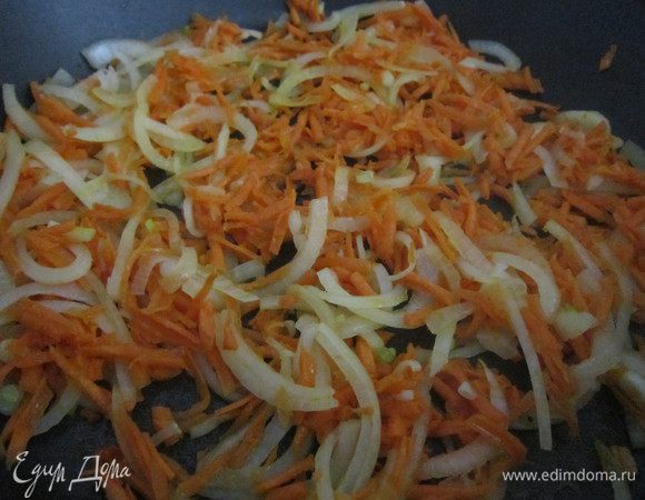 На растительном масле обжарьте лук, добавьте морковь и жарьте вместе 5 минут.