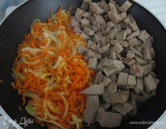 Положите к луку и моркови печень, влейте воду, посолите и тушите под крышкой 15 минут.