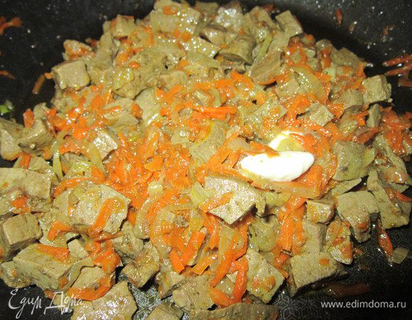 В конце добавьте сливочное масло, мускатный орех и белый перец.