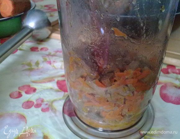 Печень с овощами остудите и измельчите с помощью блендера.