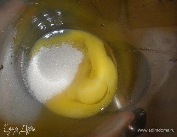 Желтки взбить с сахаром в пену. Рис немного потомить в молоке на медленном огне, он не будет впитываться в молоко, будет просто плавать. Все станет пудингом в духовке.