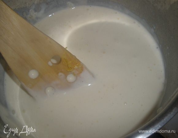 В молочно-рисовую смесь добавить желтки, все перемешать и снять с огня.