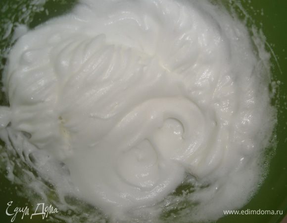 Белки взбить в густую пену и ввести их в основную массу.