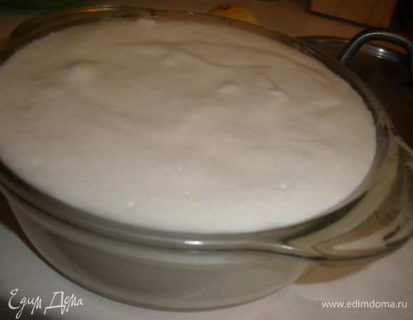 Переложить смесь в форму для запекания, смазанную сливочным маслом. Выпекать при температуре 170°C 1 час. Пудинг сначала поднимется, а потом опадет. Его можно есть и горячим, и холодным.