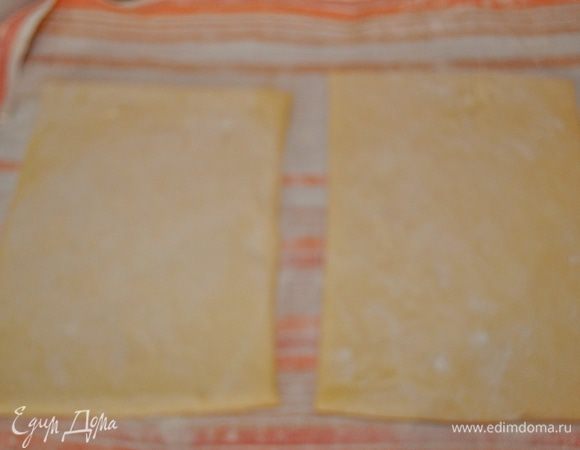 Слоёное тесто вынуть из упаковки,выложить на доску или полотенце,подпылённое мукой,дать разморозиться и не много "подойти".
Тем временем приготовить начинку.Пирога будет два.И начинок тоже будет две.