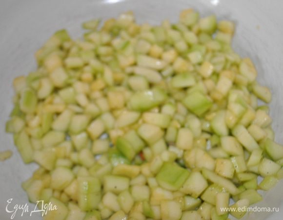 Кускус приготовить как написано на упаковке.
Кабачки очистить от кожуры,нарезать кубиками,положить в подходящую миску,полить оливковым маслом,посолить,поперчить,выдавить сок из лимона.Дать постоять 5 минут,слить лишнюю жидкость.