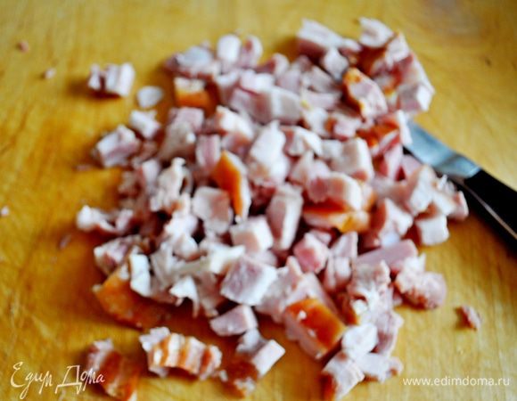 Дать постоять 5 минут,слить лишнюю жидкость.Добавить к кабачкам готовый кускус,и нарубленную зелень мяты и базилика.Разделить начинку на две части,в одну часть положить нарезанный кубиками бекон,а во вторую часть нарезанные на половинки помидоры"черри".Начинки хорошо перемешать.Если нужно досолить,доперчить.